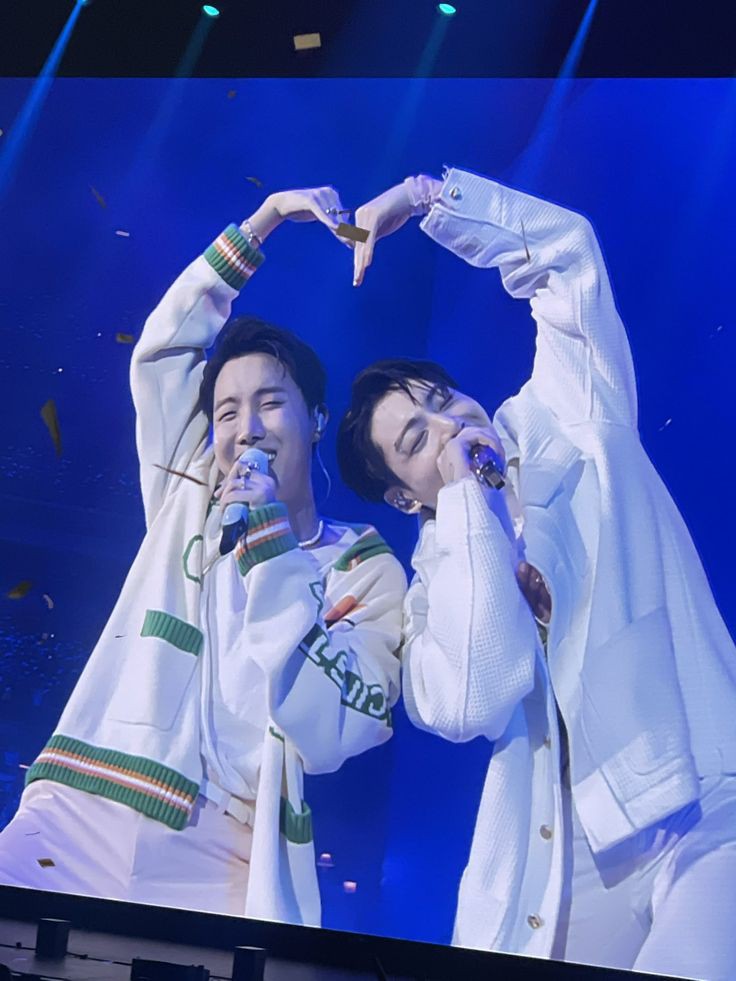 winnttaebear's tweet photo. HOPING FOR JUNGKOOK AND HOBI FAST RECOVERY 🙏 https://t.co/SpTbFyxrRU