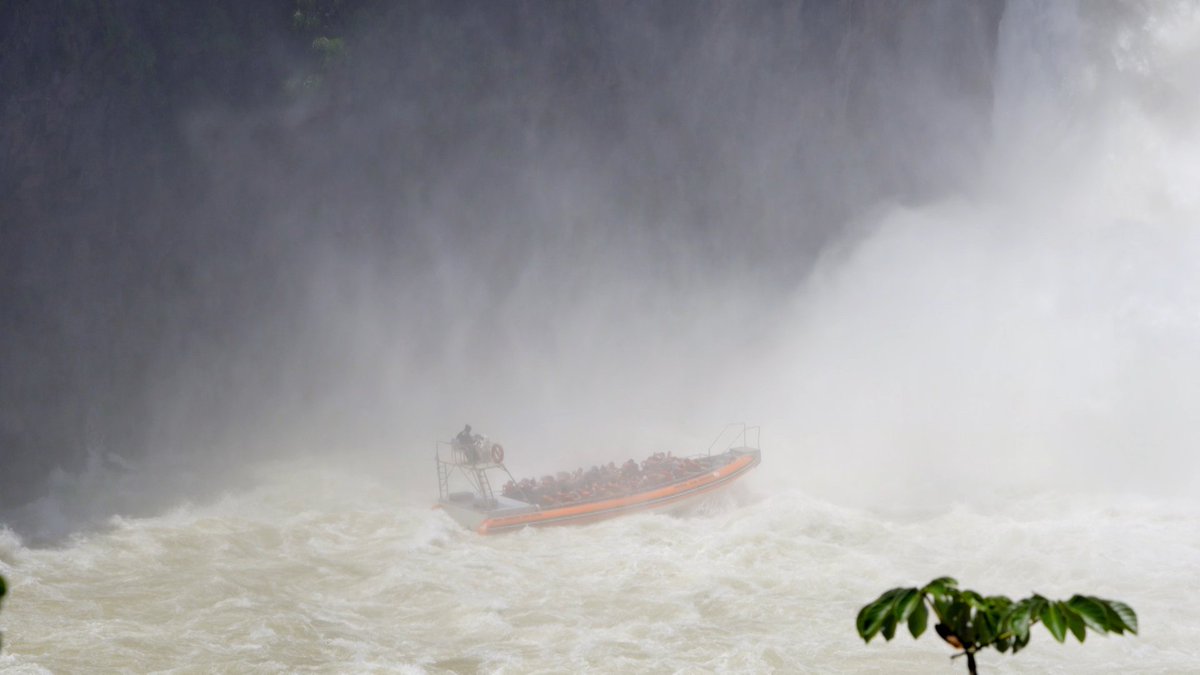 イグアスとは、先住民グアラニーの言葉で「大いなる水」を意味します。滝の落ち口（幅150メートルのＵ字型）に近づくと、水しぶきでビショ濡れになります。