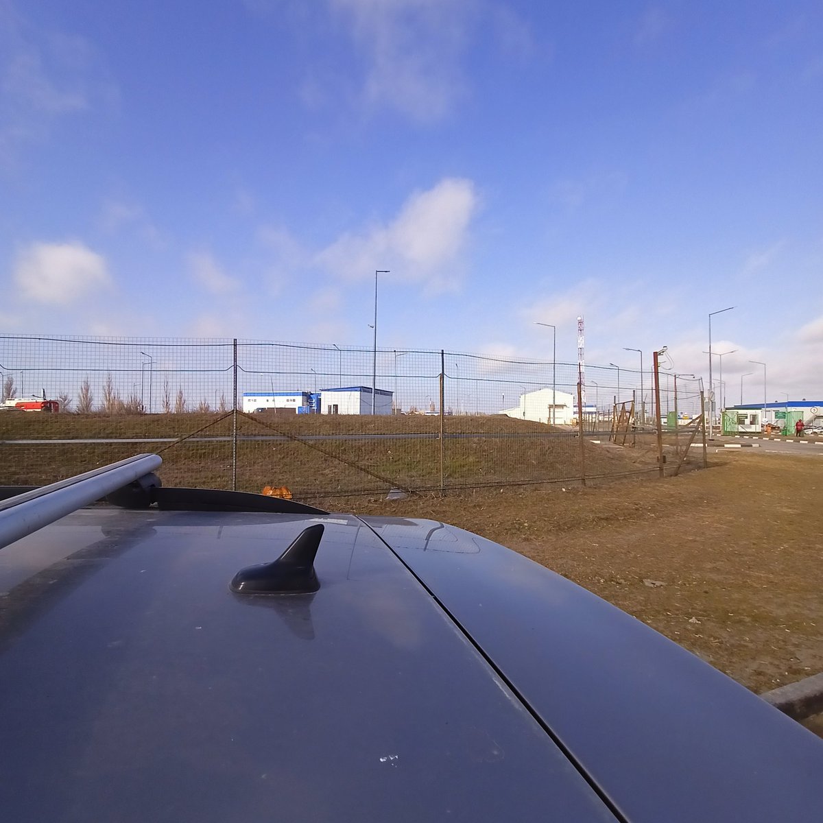 Мы на границе. Сидим ждем. Машины выезжают все побитые.
Сегодня в Москву