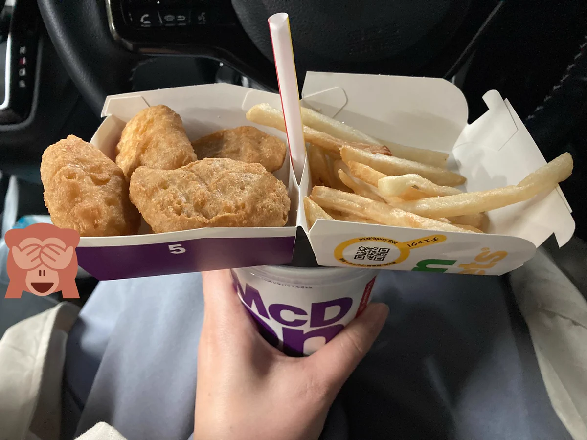 ナゲットの箱の穴ってこのためにあるんかな！？車内でもハッピーセットを食べてもらえる方法。