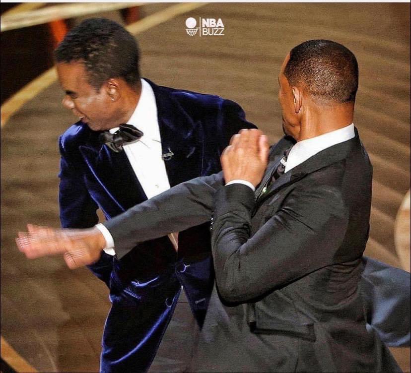 CharismaLove11's tweet photo. Will slapped the last of that banana powder off @chrisrock 🤣😂😭 #Oscars2022 #chrisrockwillsmith https://t.co/KS0r8fiQGV