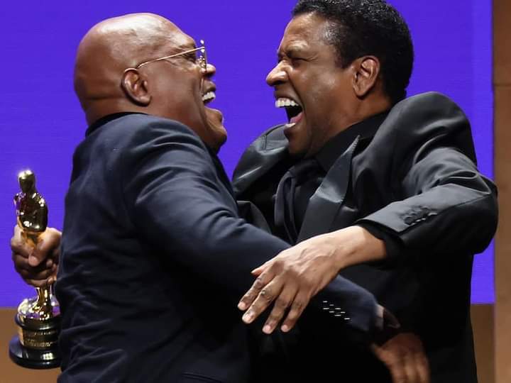 It's pretty sad that everyone is distracted with the Will Smith SLAP but do we know that @samuelljackson won his first Oscar last night was presented by Denzel Washington and the Oscar’s DID NOT AIR IT!!!

#whatjusthappened