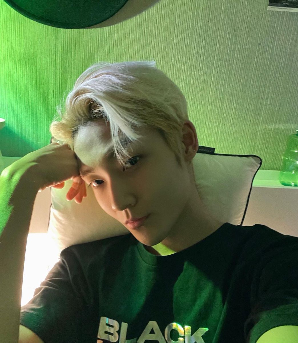 KVNMOONEY's tweet photo. TBZ official instagram update 
📆290322

[Kevin] white hair do be like a canvas 

🖇 #THEBOYZ #케빈 #KEVINMOON https://t.co/Fr5i5KBTra