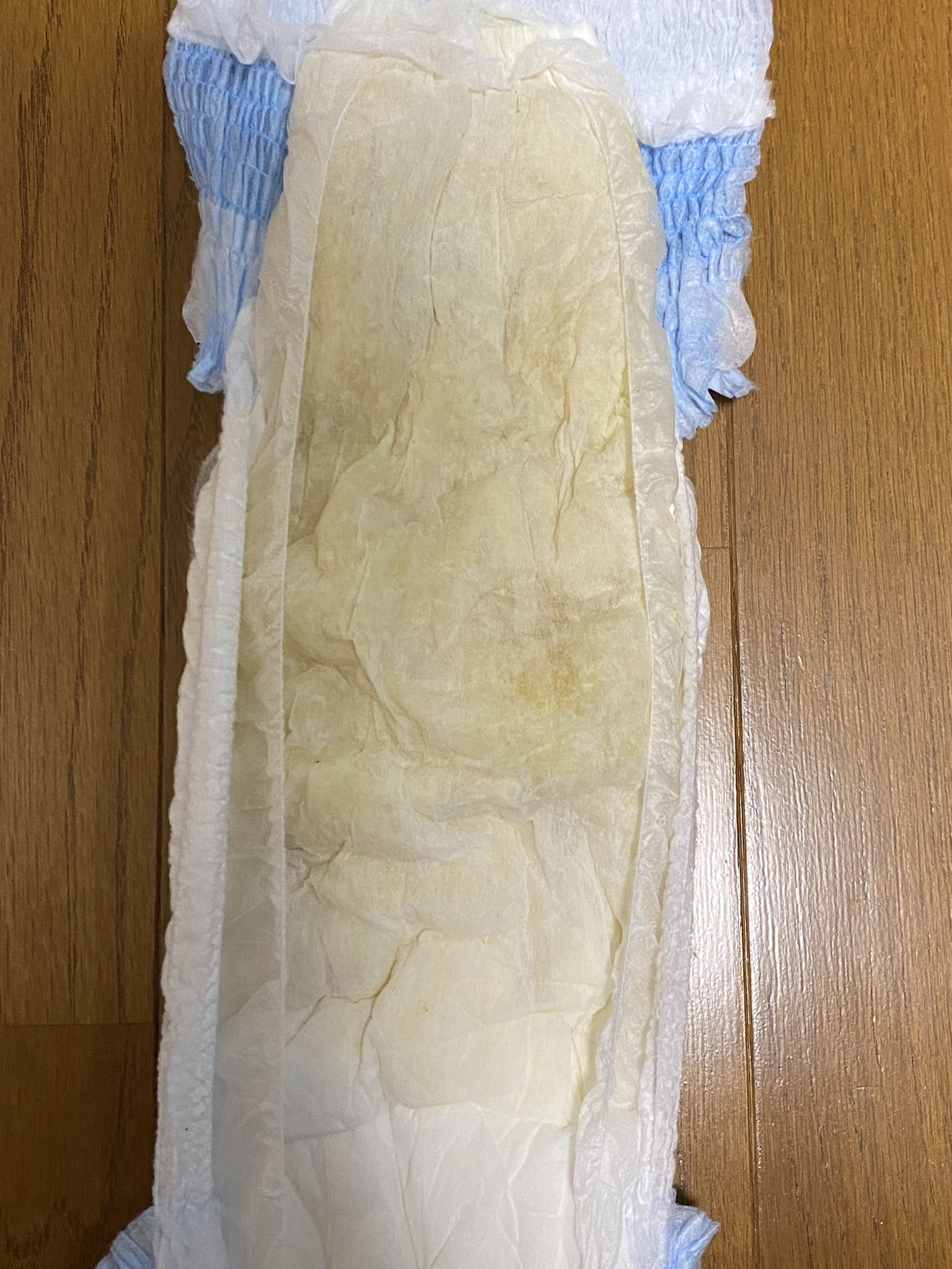 まるす ぐっしょり D パンパンになるまでおねしょしちゃった しかも ちょっとだけおむつさんから横漏れ Gt Lt 以上 まるのおねしょ報告でした いつも同じような写真だからなんか少し変えてみたいけどどう撮ればいいんだろう T