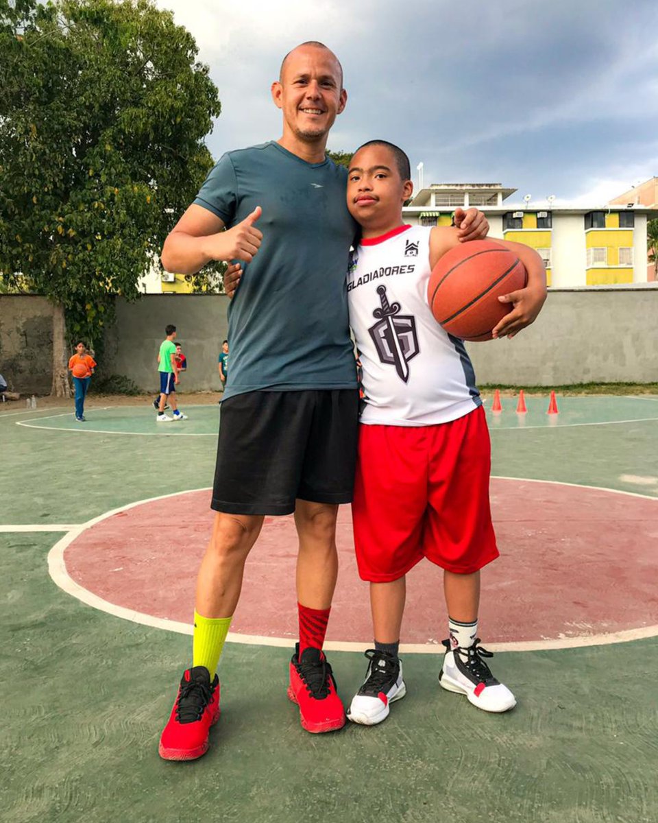 pf_dawson's tweet photo. El éxito de Sam cómo @Gladiadorestbbc no lo definen las horas de entrenamiento, sino esa sencilla oportunidad de incluirlo, de integrarlo, de respetarlo como merece. Seguiremos apostando por la #inclusionsignifica #DownSyndromeDay https://t.co/ZQBkxOZaOl