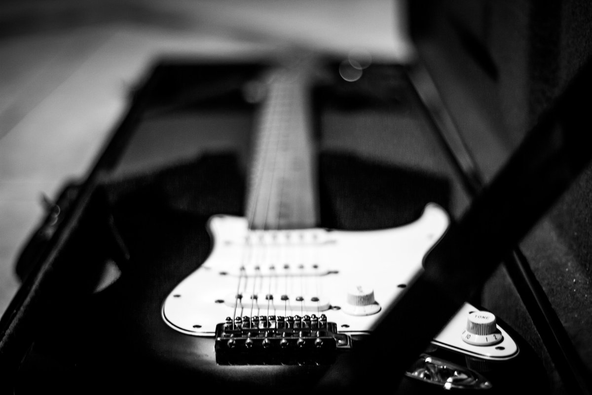Hola <a href="/PonchoYezka/">Poncho Yezka</a> . Soy el productor de <a href="/JoaquinBondoni/">Joaquin Bondoni</a> . En tu reacción apostabas a que el solo de Dragón fue grabado con una Fender Stratocaster. Te mando una foto de la guitarra solo para corroborar que tienes un GRAN OIDO. Que chingón!