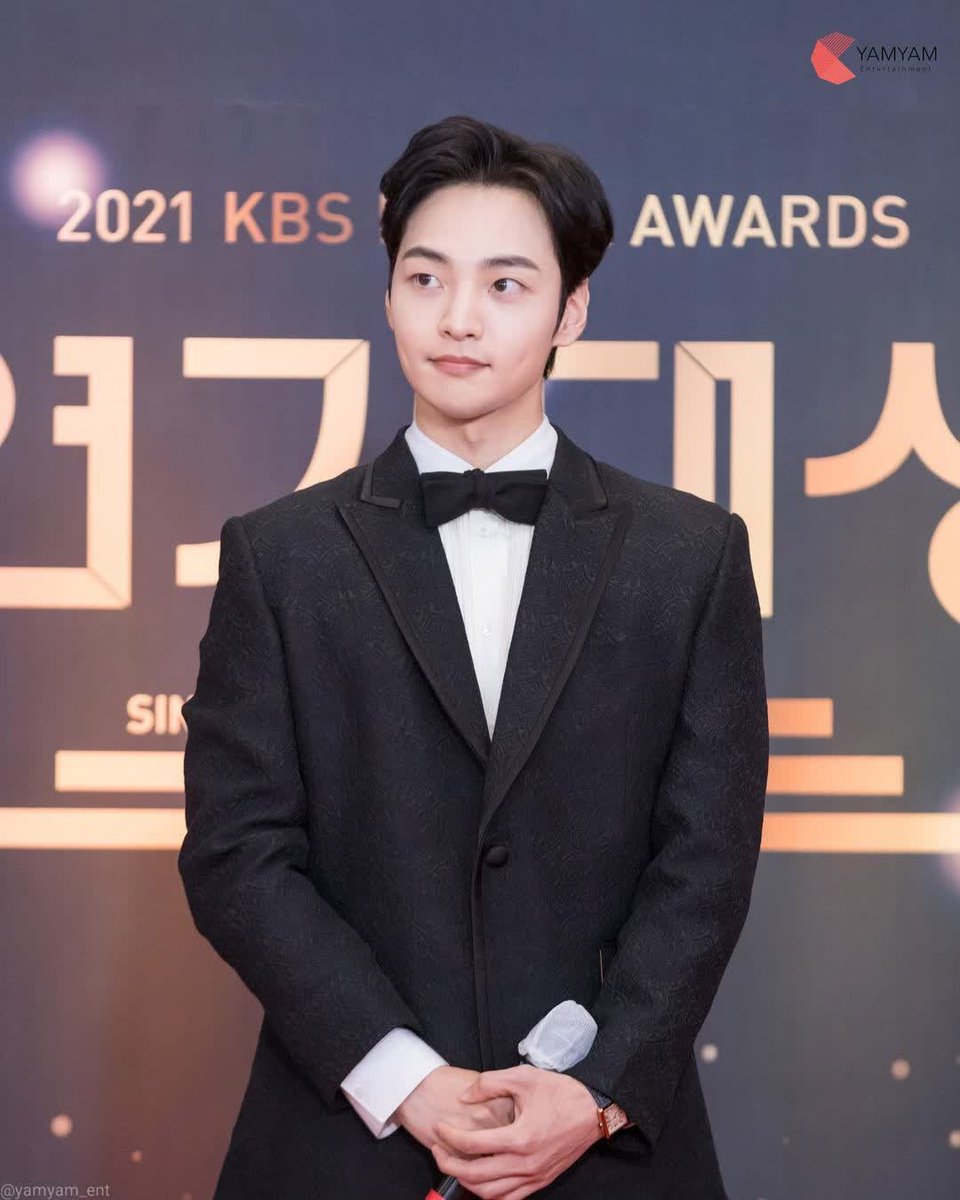 [ 📸 ] Buenas Noches! 🌠
que Guapo y elegante 😎💘 
#youtube #냠냠엔터테인먼트 #냠냠이 #KBS연기대상 #베스트커플상 #우수상 #달리와감자탕 #진무학
#realbe #kimminjaepy
#kimminjaeparaguay
#KimMinJae #RealBe #김민재 #YAMYAMentertainment  
Staff. 세시이🍒
instagram.com/p/CbY4fuasJr2/…