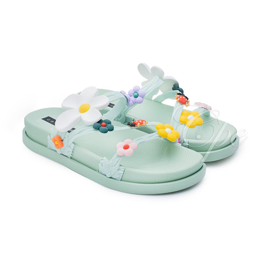 barangshopee_'s tweet photo. cute &amp; aesthetic sandal slip on ✨
a thread! https://t.co/0RM73sEgx4