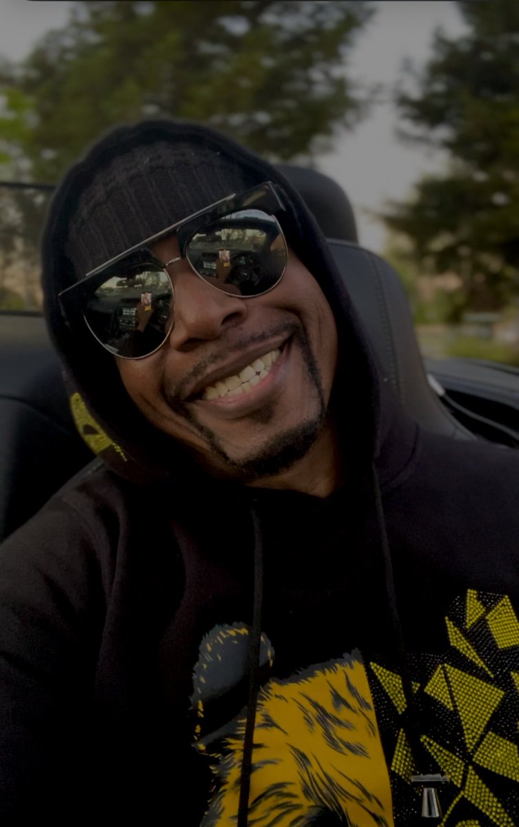 MCHammer's tweet photo. 👑 60 grateful years. Smile 💫 https://t.co/YadMDkdblE
