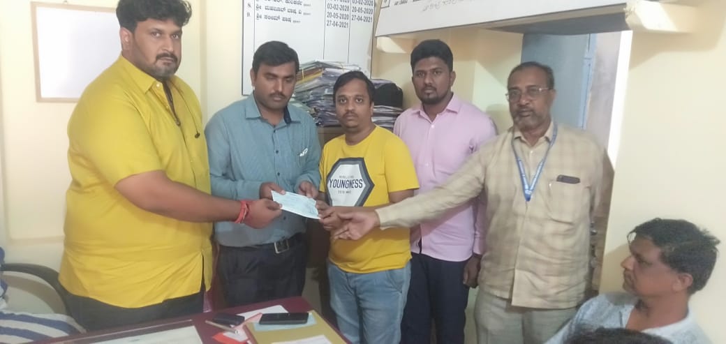 DmKmdcdvg's tweet photo. ದಿನಾಂಕ: 21.03.2022 ರಂದು ಮಾನ್ಯ ಶ್ರೀ ಗೌತಮ್ ಜೈನ್, ಮಾನ್ಯ ನಿರ್ದೇಶಕರು, ಕರ್ನಾಟಕ ಅಲ್ಪಸಂಖ್ಯಾತರ ಅಭಿವೃದ್ಧಿ ನಿಗಮ ಇವರ ಉಪಸ್ಥಿತಿಯಲ್ಲಿ ಕರ್ನಾಟಕ ಸರ್ಕಾರದ ವಿವೇಚನಾ ಕೋಟದಲ್ಲಿ ವೃತ್ತಿ ಪ್ರೋತ್ಸಾಹ ಮತ್ತು ಶ್ರಮಶಕ್ತಿ ಯೋಜನೆಯಡಿಯಲ್ಲಿ ಆಯ್ಕೆಯಾದ ಫಲಾನುಭವಿಗಳಿಗೆ . https://t.co/zEW1ztCn2x