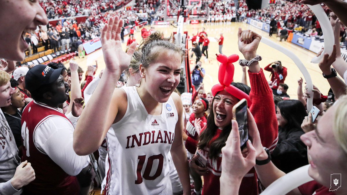 IndianaWBB's tweet photo. This place.
This crowd. 
This moment. 

SO SWEET https://t.co/zjn7hd3KdA