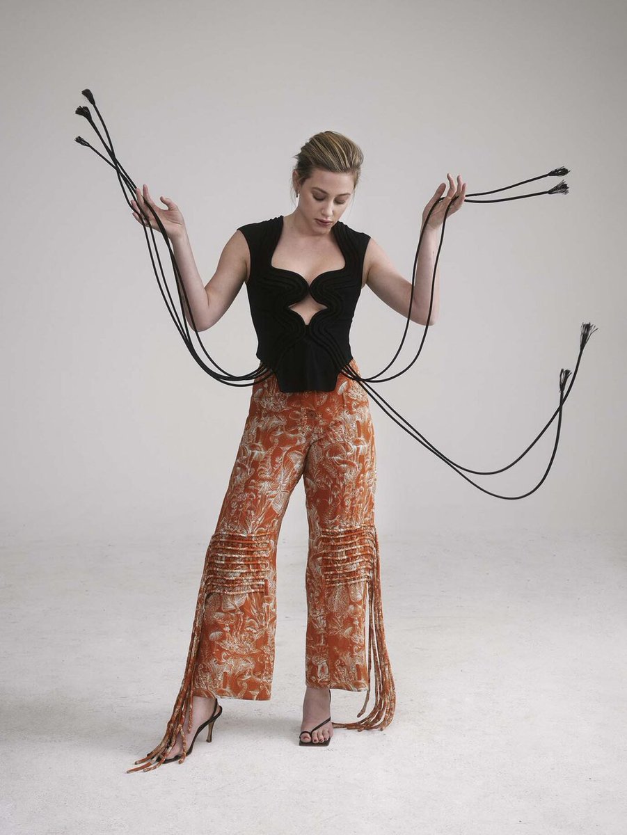 Reinhartinfo's tweet photo. Lili Reinhart sobre actuar: “ Creo que actuar siempre ha sido una forma hermosa de canalizar mis propias emociones, a través de un personaje. A veces siento que las emociones se acumulan dentro de mí (+ https://t.co/TLo31aixXg