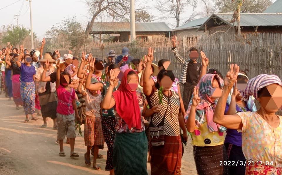 The Basic Educational General Strike Committee and residents from #Myaing Twp, staged a strike to drive out the #MilitaryDictatorship with security provided by local PDFs.

#ASEAN_StopLegalizingJunta 
#ASEAN_StandForDemocracy 
#2022Mar22Coup 
#WhatsHappeningInMyanmar