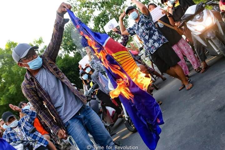 Mandalay University Students burned the <a href="/ASEAN/">ASEAN</a> flag and showed their strong opposition to ASEAN.ASEAN is trying to legitimize junta and neglecting the voice of people. #ASEAN_StopLegalizingJunta 
#ASEAN_StandForDemocracy 
#2022Mar22Coup 
#WhatsHappeningInMyanmar