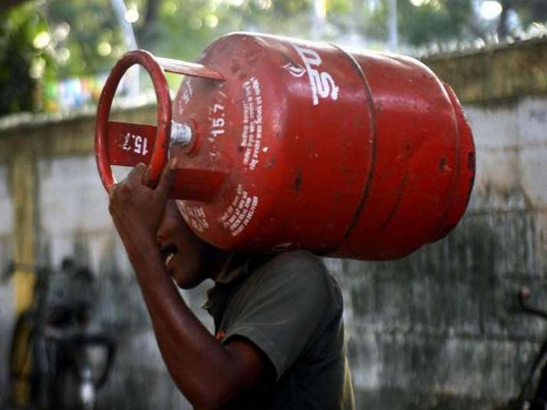 ANI's tweet photo. 14.2 kg Domestic cooking gas LPG price hiked by Rs 50 per cylinder. Will now cost Rs 949.50 effective from today: Sources https://t.co/jYvh0RWZG5