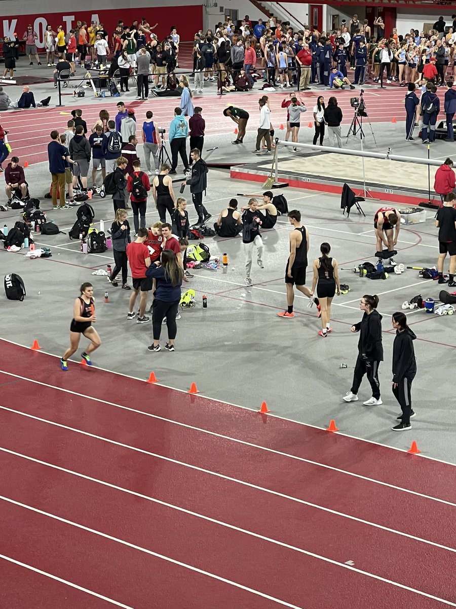 CBTJgirlstrack's tweet photo. Madeline is back and look at her teammates cheering👍👍👍👍 https://t.co/iEXsfgocdB