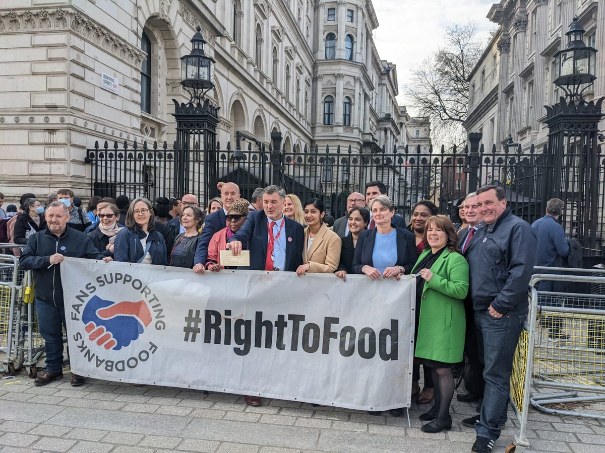 A big Thank you to the MPs who attended our visit to @10DowningStreet to present @RishiSunak our letter on the #RightToFood Campaign......
@BethWinterMP @IanByrneMP @johnmcdonnellMP @NadiaWhittomeMP @RichardBurgon @zarahsultana @BellRibeiroAddy @DrSharonNG @kbeckham7 #Solidarity