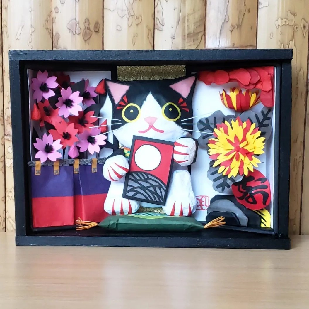 sun59292324's tweet photo. Ｎｏ.4
作品名｢勝負！花見に一杯、月見に一杯｣
花札をモチーフにして、勝負猫を作りました。

※作品はヒゲ以外は全て紙類（新聞・和紙・コピー用紙・画用紙・包装紙等）を使用しています。（サイズH190mm×W135mm×D50mm）

#花札 #猫作品 #onlyne #紙作品  #Japaneseneko #笑福猫 #招き猫 #招福猫 https://t.co/gtgVHycvak