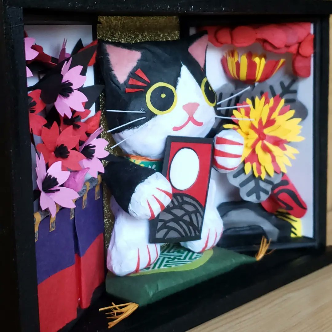 sun59292324's tweet photo. Ｎｏ.4
作品名｢勝負！花見に一杯、月見に一杯｣
花札をモチーフにして、勝負猫を作りました。

※作品はヒゲ以外は全て紙類（新聞・和紙・コピー用紙・画用紙・包装紙等）を使用しています。（サイズH190mm×W135mm×D50mm）

#花札 #猫作品 #onlyne #紙作品  #Japaneseneko #笑福猫 #招き猫 #招福猫 https://t.co/gtgVHycvak