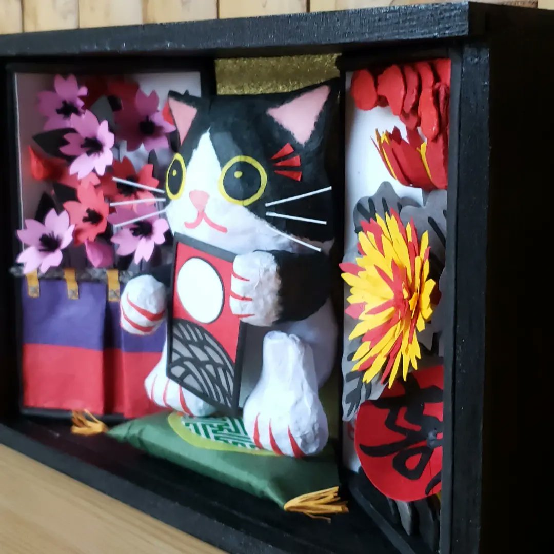 sun59292324's tweet photo. Ｎｏ.4
作品名｢勝負！花見に一杯、月見に一杯｣
花札をモチーフにして、勝負猫を作りました。

※作品はヒゲ以外は全て紙類（新聞・和紙・コピー用紙・画用紙・包装紙等）を使用しています。（サイズH190mm×W135mm×D50mm）

#花札 #猫作品 #onlyne #紙作品  #Japaneseneko #笑福猫 #招き猫 #招福猫 https://t.co/gtgVHycvak