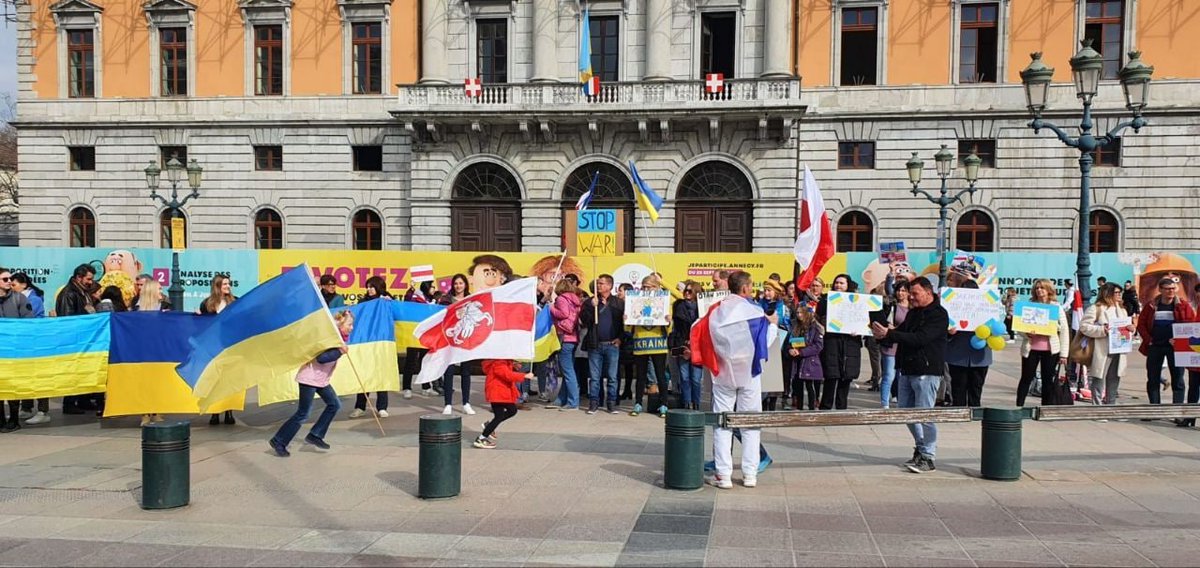 Tsihanouskaya's tweet photo. Belarusians of 🇵🇱🇫🇷🇬🇪 continue to show the solidarity with Ukraine &amp; resist Lukashenka's regime. It is crucial for us to let Ukrainians &amp; the whole world know – Belarusians #StandwithUkraine, while our own country is under de-facto occupation. https://t.co/TxkKMdF5Hb