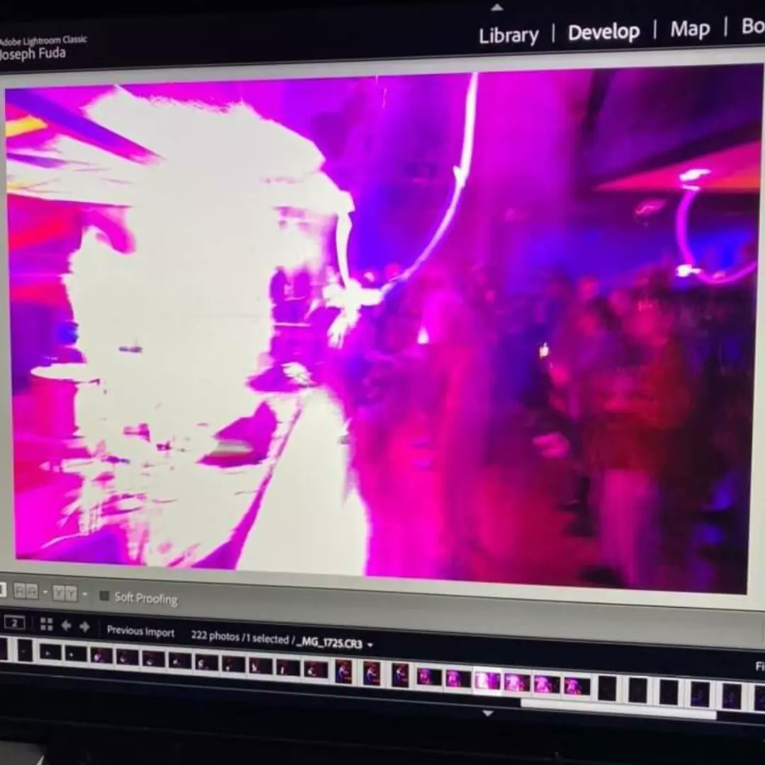 Praise live performance photographers who frame interesting moments! 1📸 <a href="/photogmusic/">photogmusic.com</a> 📸2&amp;3 <a href="/curtisperry/">Curtis Perry</a>  <a href="/debaserlives/">Debaser</a> @SAWGallery  Ottawa , 📸4 process pic  <a href="/Fudagraphy/">Joseph Fuda</a> , The Diving Bell Social Club / Club Social Le Scaphandre Blue <a href="/BSTB/">BlueSkiesTurnBlack</a> , Montreal