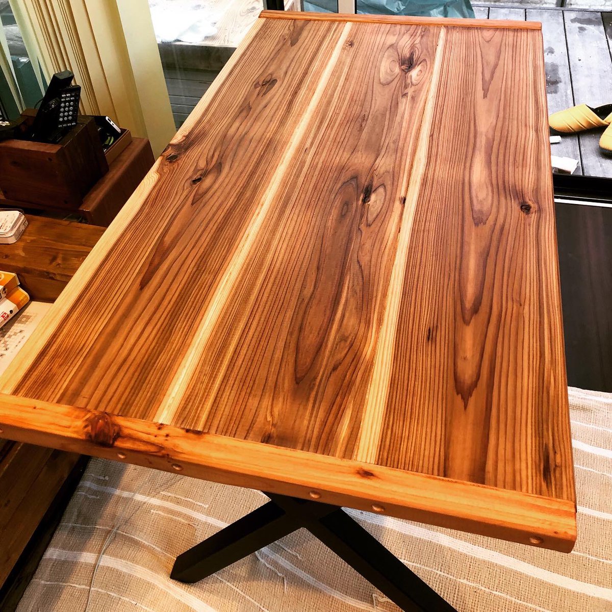evidai's tweet photo. 友人が木のテーブルを作りたいというのでお手伝い。脚×2と厚さ30の板2枚で材料費は1万円程度だそうです。出来栄えには満足していただいた様子。二人用だそうで、サイズ感もちょうどいい。
天板は1070×600×30、地面からの高さが720くらいです。
#woodworking
#cafetable
#ホームセンタームサシ https://t.co/k292IA0wwu
