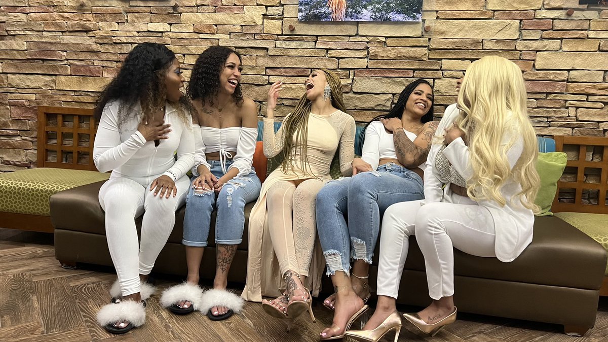 Neryriannaa's tweet photo. Define Real🤍🥂🤞🏽 #SSO #MySisters #IGetSillyWITHandOVERMine 🤍 #Respectfully @EliseTiana @paigejanrie @justcallmeeray @aleyahm1 https://t.co/VMw2pLp1Hw