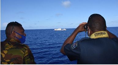 FANC_Officiel's tweet image. [#FANC] Photographs taken during #interrogations and hunts of #fishing vessels. Presence of La Glorieuse sailors, a member of the #PNGDF and the #NFA officer and fishing vessels. @TunaFFA @MarineNationale #Pacific #Oceania #BluePacific #cooperation #France #Australia #NewZealand