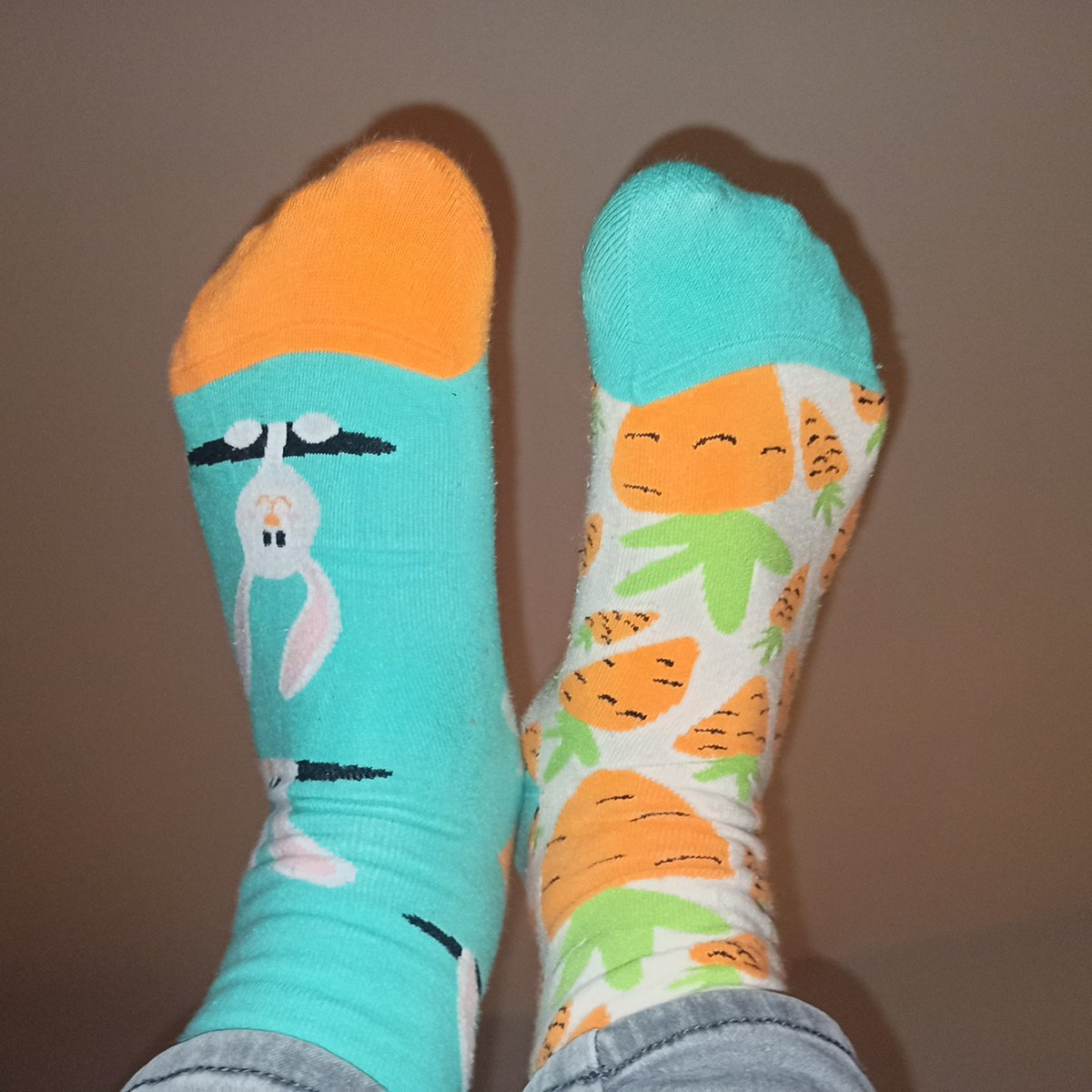 Heute ist #WeltDownSyndromTag. Menschen tragen unterschiedliche #Socken um zu sagen: Hey, #Vielfalt und Anderssein sind absolut ok. Bei Socken, aber vor allem bei Menschen 🧡

#LotsOfSocks #Inklusion  #InclusionMeans #downsyndrome #downsyndromeawareness
#Sockenaufforderung