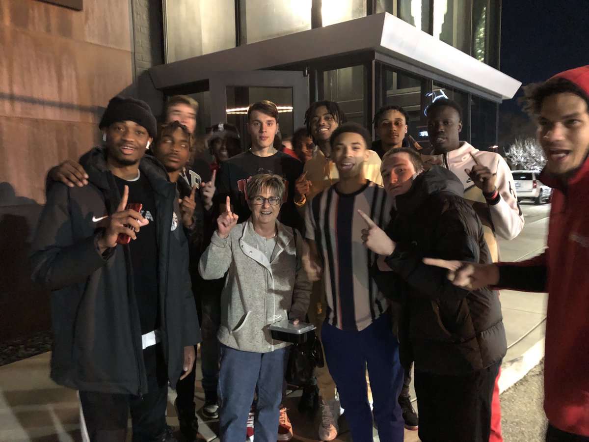 cox66612's tweet photo. ⁦⁦@gregheiar⁩ Thought you might enjoy this photo of your guys with my wife, Tammy at the 6S steakhouse in Wichita. So great of them to serenade her with “Happy Birthday”! Congrats again on your national championship https://t.co/WUiCnbiRqA