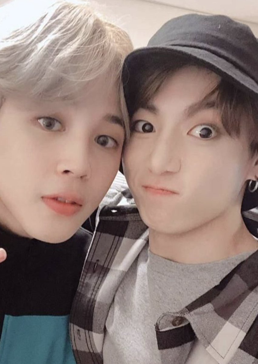 Feb09Kazupon's tweet photo. 💛ジミンちゃんが撮ってる🐰🐥グクミンの2ショットって変顔してる💜グクちゃん率けっこう高いんやけど…😂
これって単なるウケ狙いなんか?😊それとも一緒に撮るよ～言われて照れ隠しなんか?💕
ザワザワする…😘

#JIMIN #ジミンちゃん
#JONKOOK #ジョングク
#グクミン https://t.co/XYJZKIZKVp