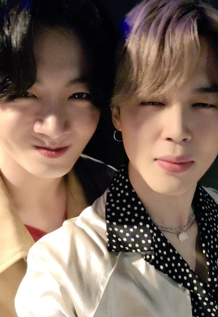 Feb09Kazupon's tweet photo. 💛ジミンちゃんが撮ってる🐰🐥グクミンの2ショットって変顔してる💜グクちゃん率けっこう高いんやけど…😂
これって単なるウケ狙いなんか?😊それとも一緒に撮るよ～言われて照れ隠しなんか?💕
ザワザワする…😘

#JIMIN #ジミンちゃん
#JONKOOK #ジョングク
#グクミン https://t.co/XYJZKIZKVp