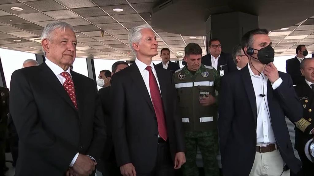 Acompañé al Presidente <a href="/lopezobrador_/">Andrés Manuel</a> a observar desde la torre de control el primer aterrizaje en el #AIFA.