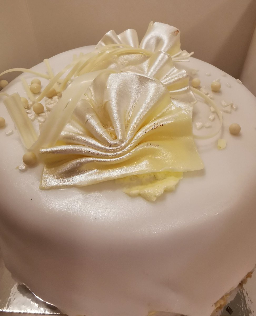 🍰De eerste fractievergadering ingeluid met taart en bubbels.

🥂Proost... Op succesvolle jaren.

#democratenhilversum #hilversum