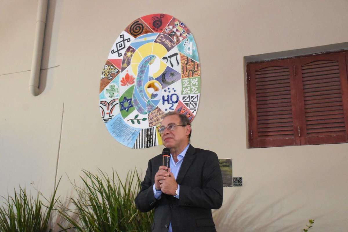 tassanoeduardo's tweet photo. En el #MesDeLaMujer, inauguramos un mural en el Instituto de Cardiología de Corrientes. La obra, de la artista Alejandra Gubinelli, fue realizada con vidrio reciclado y hace alusión a las #MujeresArgentinas, su lucha y su legado 💜 https://t.co/l0tWgofdgD