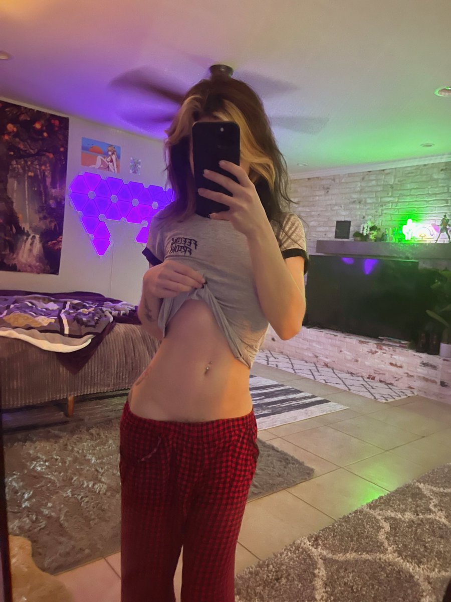 kiwithesmol's tweet image. another day of merely existin being the comfy stoner gamer gf u all wish u had