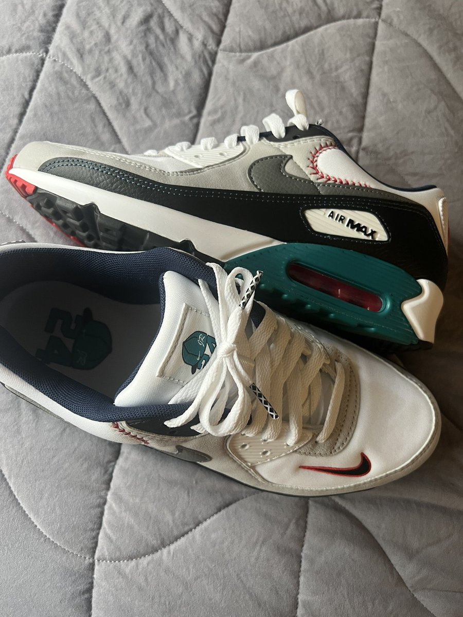 Levitski23's tweet photo. @snkr_twitr Easy, gotta go with the Griffeys 👌💯 https://t.co/poi0XAP9YA