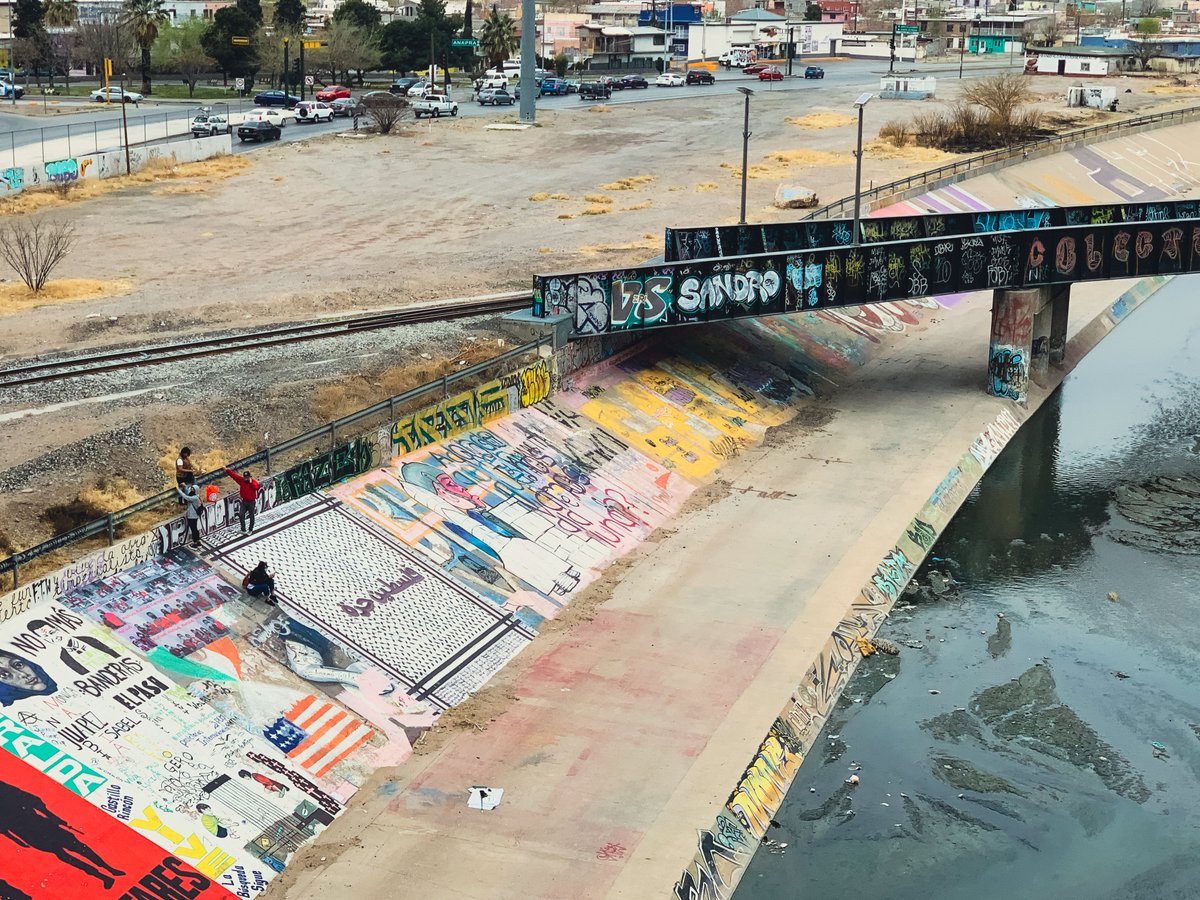 Inspired by actions calling to #EndTitle42, migrants and allies from Ciudad Juárez and El Paso pasted 42 images of expelled migrants and families along the banks of the Rio Grande. Each 1 represents 24K others denied access to asylum. #RestoreAsylum #WelcomeWithDignity