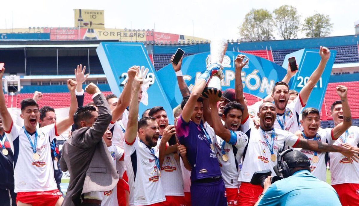 ElmeroIan's tweet image. #DatoÑe,

La última final de Cruz Azul en el Cd Deportes no fue en el 2013, fue en la Liga Premier, su filiar de Hidalgo perdió 2-0 la ida en Irapuato, y la vuelta en el recién pintado Azulgrana, quedo 1-1, quedando 3-1 en el global para los “Freseros”, todo un caso la malaria.