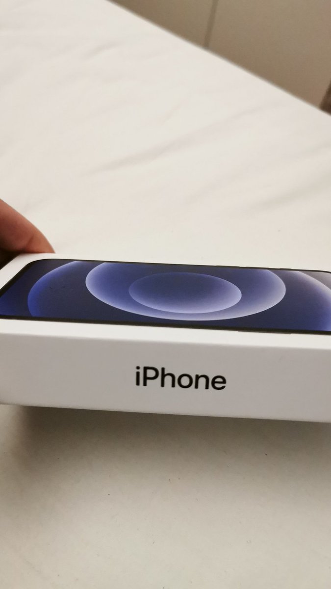 Sverg15's tweet photo. @nereuska05 Regalarle un iPhone al amor de mi vida. Porque si. Porque quiero y punto 🤍 https://t.co/t3FQJpNLdL