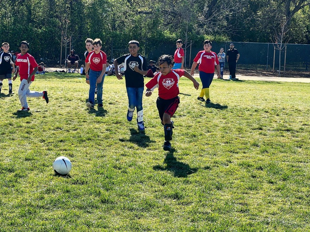 AthleticsNusd's tweet photo. NUSD 4/5th Boys Soccer: Bannon Creek hosting American Lakes 👏🏽⚽️👏🏽… both teams competing, getting better &amp; having fun - great games to watch!! #workinghard #thankyoucoaches #thankyoufans @bcsbeavers @MsCoachBee @MrD_AmerLakes @NatomasUSD @natomasbuzz https://t.co/qOT3ChU3UH