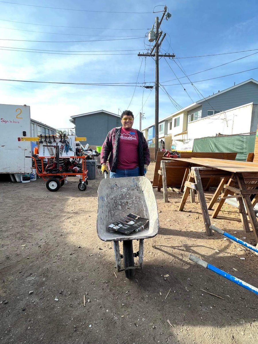 MDThetaTau's tweet photo. Start of day 😃 vs end of day 😮‍💨

Day 1 of Mu Delta Chapter volunteering with Habitat for Humanity in Ventura CA! https://t.co/JUAiNSOqiZ