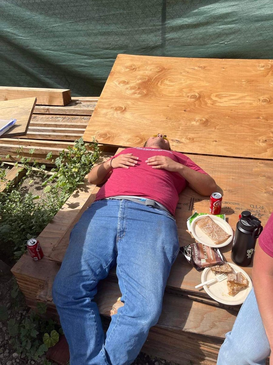 MDThetaTau's tweet photo. Start of day 😃 vs end of day 😮‍💨

Day 1 of Mu Delta Chapter volunteering with Habitat for Humanity in Ventura CA! https://t.co/JUAiNSOqiZ