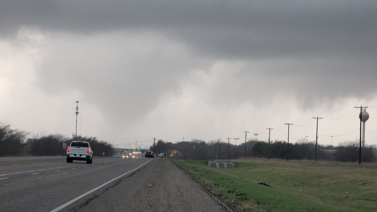 SaWeatherWX's tweet photo. Between Round Rock and Taylor #txwx https://t.co/mIxbZrBmi8