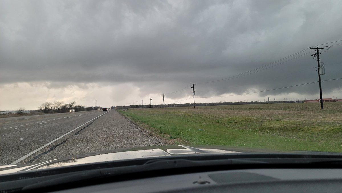 SaWeatherWX's tweet photo. Between Round Rock and Taylor #txwx https://t.co/mIxbZrBmi8