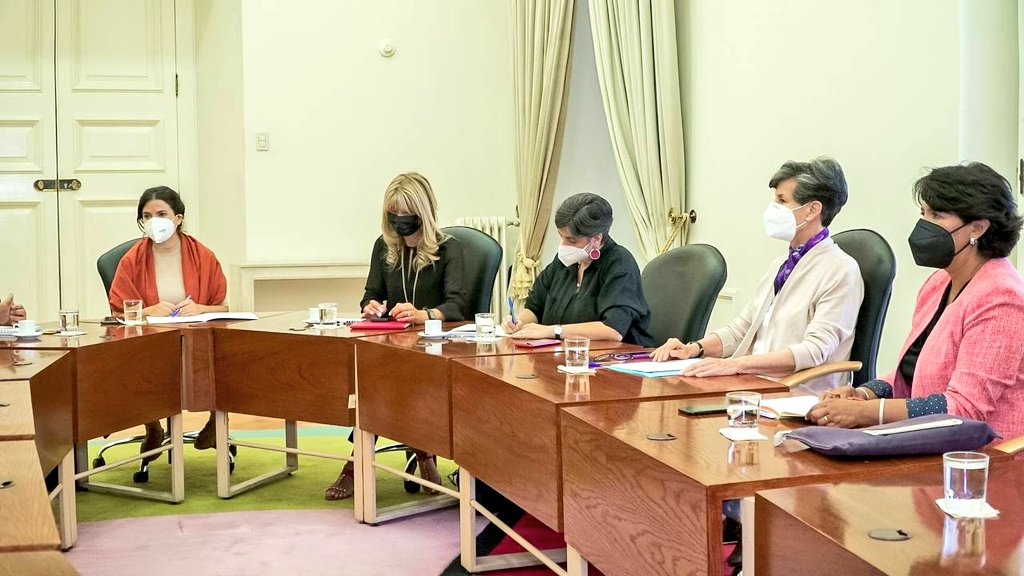 totiorellanag's tweet photo. Hoy sostuvimos una primera y amplia reunión con representantes del Senado. Conocimos sus prioridades legislativas en materia de género y conversamos sobre el proyecto de ley integral de violencia. https://t.co/D1l2UyTGJm