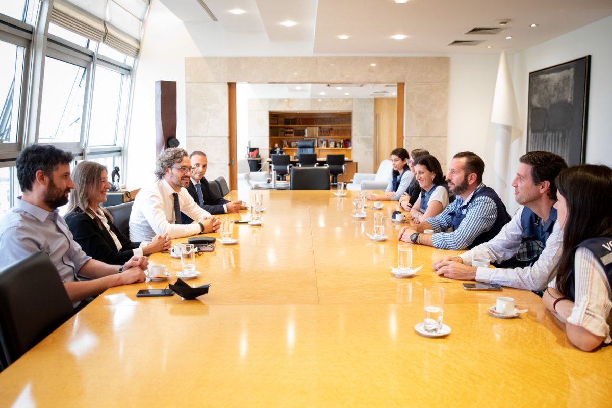 CascosBlancos's tweet image. El canciller @SantiagoCafiero recibió a las y los voluntarios que brindaron ayuda humanitaria en Polonia y Rumania para evacuar a las y los ciudadanos argentinos y de la @PPT_CELAC de Ucrania.