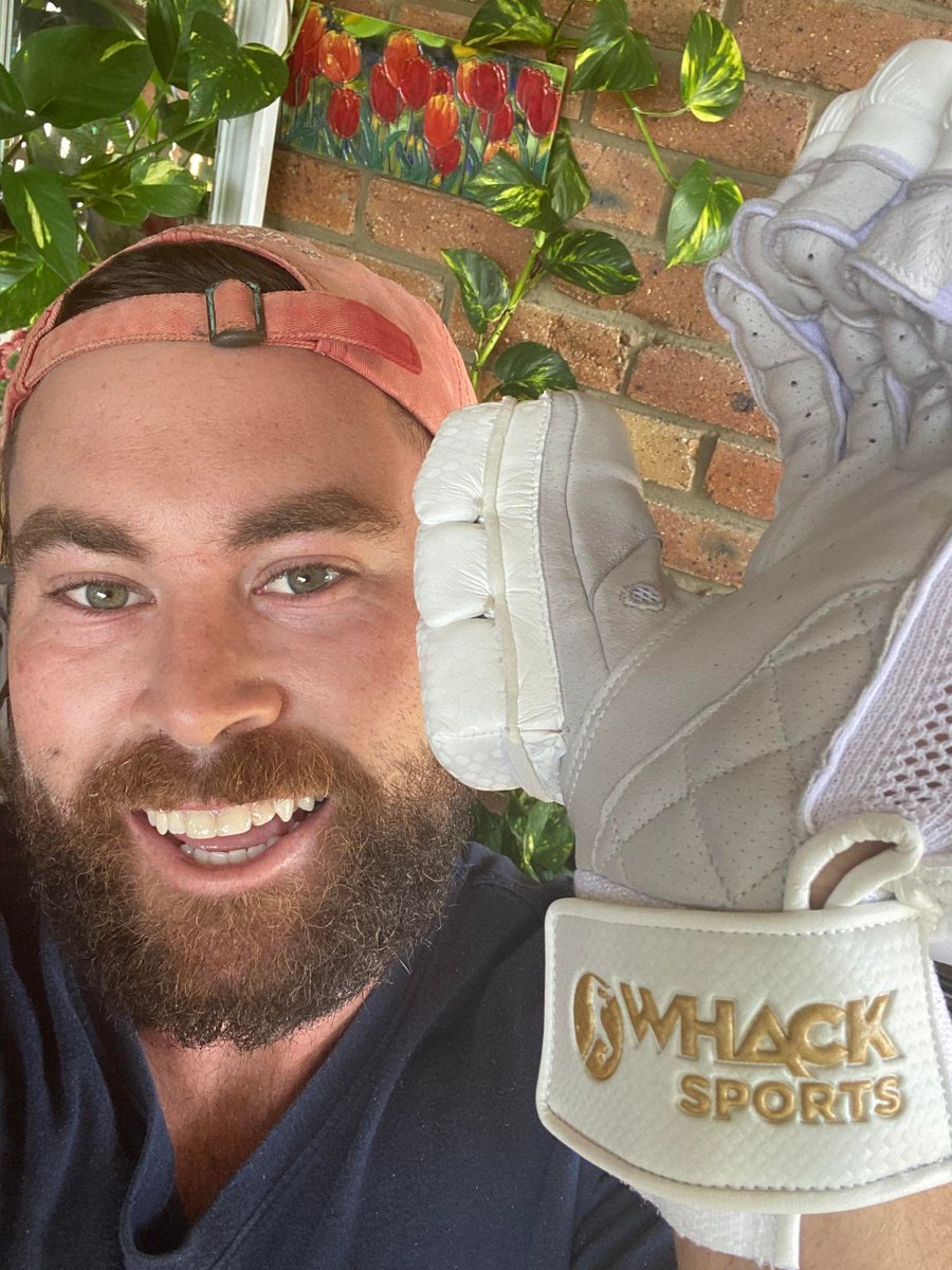 MichaelToolis27's tweet photo. Stoked with the new Golden Players gloves from @InfoWhack #pittards https://t.co/IbeyVmHUW2