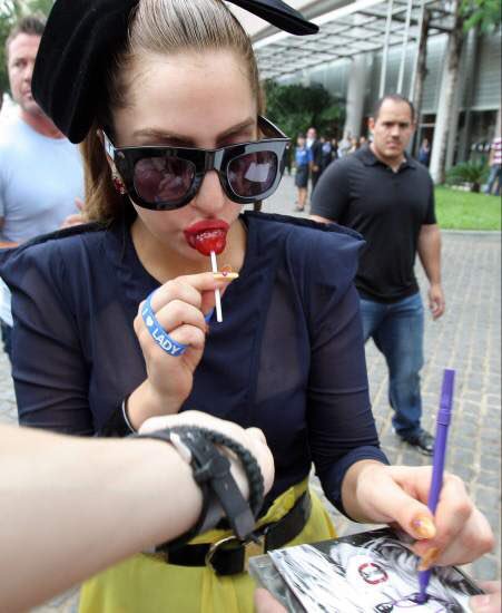 elatedleigh's tweet photo. paraguay es tan out of context, tenemos q lady gaga y su mr pop que le dió un vendedor ambulante, ross lynch perdido en limpio y megan fox en un yuyal de la costanera https://t.co/8whWG6qqh1